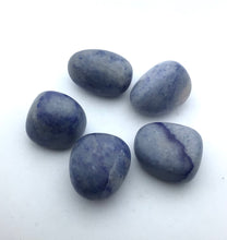 Lade das Bild in den Galerie-Viewer, Blauquarz,Aventurin blau Trommelstein