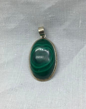Lade das Bild in den Galerie-Viewer, Malachit Anhänger,mit echt Sterling Silber gefasst