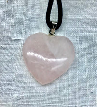 Lade das Bild in den Galerie-Viewer, Rosenquarz Herz mit Öse