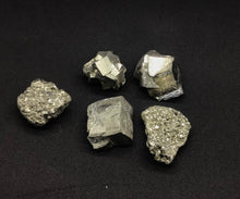 Lade das Bild in den Galerie-Viewer, Pyrit Naturkristall -Würfel (Peru)