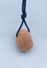 Lade das Bild in den Galerie-Viewer, Mondstein Trommelstein gebohrt - Steineladen Larimar