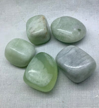 Lade das Bild in den Galerie-Viewer, Chinesische Jade ,Serpentin -Trommelstein