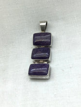 Lade das Bild in den Galerie-Viewer, Sugelith Anhänger mit 925 er Silber gefasst