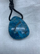 Lade das Bild in den Galerie-Viewer, Apatit Stein gebohrt