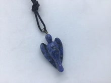 Lade das Bild in den Galerie-Viewer, Sodalith Engel mit Öse - Steineladen Larimar