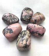Lade das Bild in den Galerie-Viewer, Rhodonit Trommelstein,Wundheilstein,Notfallstein