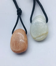 Lade das Bild in den Galerie-Viewer, Mondstein Trommelstein gebohrt - Steineladen Larimar