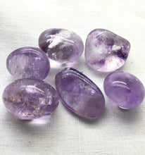Lade das Bild in den Galerie-Viewer, Amethyst ( hell,durchscheinend)Trommelstein