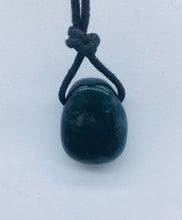 Lade das Bild in den Galerie-Viewer, Heliotrop Trommelstein gebohrt - Steineladen Larimar