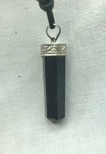 Lade das Bild in den Galerie-Viewer, SchungitObelisk Kristallspitze gefasst