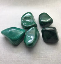 Lade das Bild in den Galerie-Viewer, Malachit Trommelstein