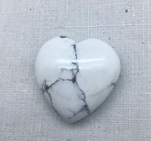 Lade das Bild in den Galerie-Viewer, Magnesit- Herz -Handschmeichler, Deko- Stein Geschenkidee