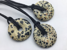 Lade das Bild in den Galerie-Viewer, Dalmatiner Jaspis(Dalmatinerstein)Donut - Steineladen Larimar