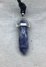 Lade das Bild in den Galerie-Viewer, Sodalith-Kristallspitze mit Metall(nickelfrei)gefasst am Baumwollband