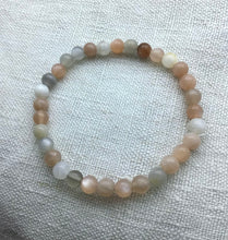 Lade das Bild in den Galerie-Viewer, Mondstein-Armband mehrfarbig