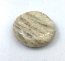 Lade das Bild in den Galerie-Viewer, Mondstein Trommelstein,Heilstein