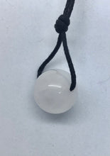 Lade das Bild in den Galerie-Viewer, Rosenquarz Kugel gebohrt - Steineladen Larimar