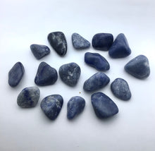 Lade das Bild in den Galerie-Viewer, Blauquarz,Aventurin blau Trommelstein