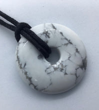 Lade das Bild in den Galerie-Viewer, Magnesit(Howlith)Donut - Steineladen Larimar