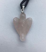 Lade das Bild in den Galerie-Viewer, Rosenquarz Engel mit Öse - Steineladen Larimar