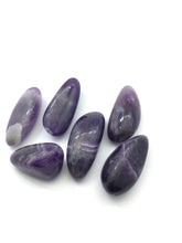 Lade das Bild in den Galerie-Viewer, Amethyst,dunkel(Cheffron)Trommelstein,Heilstein