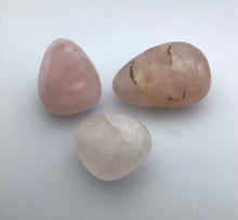 Lade das Bild in den Galerie-Viewer, Rosenquarz Trommelstein
