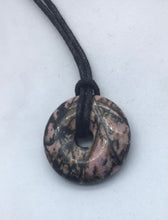 Lade das Bild in den Galerie-Viewer, Rhodonit Donut - Steineladen Larimar