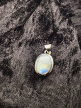 Lade das Bild in den Galerie-Viewer, Mondstein-Anhänger (weißer Labradorit) mit 925er Silber