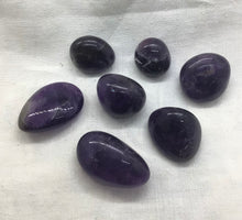 Lade das Bild in den Galerie-Viewer, Amethyst,dunkel(Cheffron)Trommelstein,Heilstein