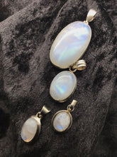 Lade das Bild in den Galerie-Viewer, Mondstein-Anhänger (weißer Labradorit) mit 925er Silber