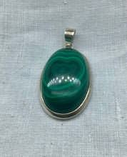 Lade das Bild in den Galerie-Viewer, Malachit Anhänger,mit echt Sterling Silber gefasst
