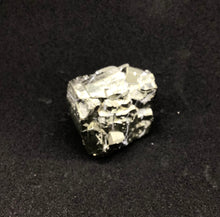 Lade das Bild in den Galerie-Viewer, Pyrit Naturkristall -Würfel (Peru)
