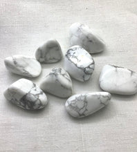 Lade das Bild in den Galerie-Viewer, Magnesit Trommelstein,