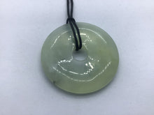 Lade das Bild in den Galerie-Viewer, Jade ,Serpentin,chinesische Jade Donut - Steineladen Larimar