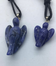 Lade das Bild in den Galerie-Viewer, Sodalith Engel mit Öse - Steineladen Larimar