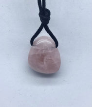 Lade das Bild in den Galerie-Viewer, Rosenquarz Trommelstein gebohrt - Steineladen Larimar