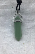 Lade das Bild in den Galerie-Viewer, Aventurin-Kristall mit nickelfreiem Metall gefasst