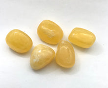 Lade das Bild in den Galerie-Viewer, Orangencalzit,Trommelstein, Scheibenstein,Heilstein