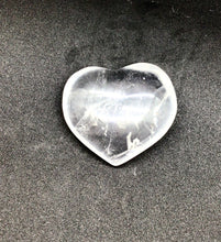 Lade das Bild in den Galerie-Viewer, Bergkristall-Herz-Handschmeichler,Deko Stein,Geschenkidee