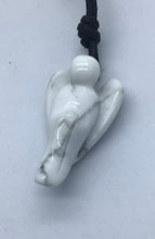 Lade das Bild in den Galerie-Viewer, Magnesit (Howlith)Engel mit Öse - Steineladen Larimar