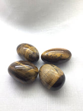 Lade das Bild in den Galerie-Viewer, Tigerauge Trommelstein L( etwa 30 x20 x10 mm)