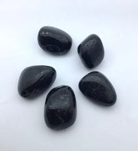 Lade das Bild in den Galerie-Viewer, Schwarzer Turmalin (Schörl)Trommelstein/Scheibenstein