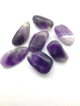 Lade das Bild in den Galerie-Viewer, Amethyst,dunkel(Cheffron)Trommelstein,Heilstein