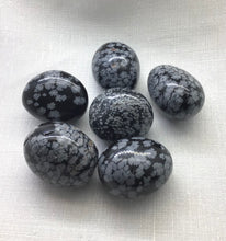 Lade das Bild in den Galerie-Viewer, Schneeflocken Obsidian Trommelstein