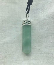 Lade das Bild in den Galerie-Viewer, Aventurin-Kristall mit nickelfreiem Metall gefasst