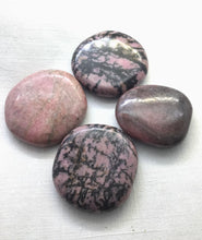 Lade das Bild in den Galerie-Viewer, Rhodonit Trommelstein,Wundheilstein,Notfallstein