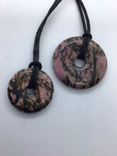 Lade das Bild in den Galerie-Viewer, Rhodonit Donut - Steineladen Larimar
