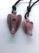 Lade das Bild in den Galerie-Viewer, Rhodonit Engel mit Öse - Steineladen Larimar