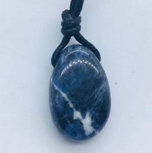 Lade das Bild in den Galerie-Viewer, Sodalith Trommelstein gebohrt - Steineladen Larimar