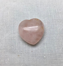 Lade das Bild in den Galerie-Viewer, Rosenquarz Herz ,Handschmeichler  ,Deko-Stein, Geschenkidee